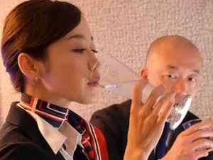 Dẫn trai về địt sau lưng bố